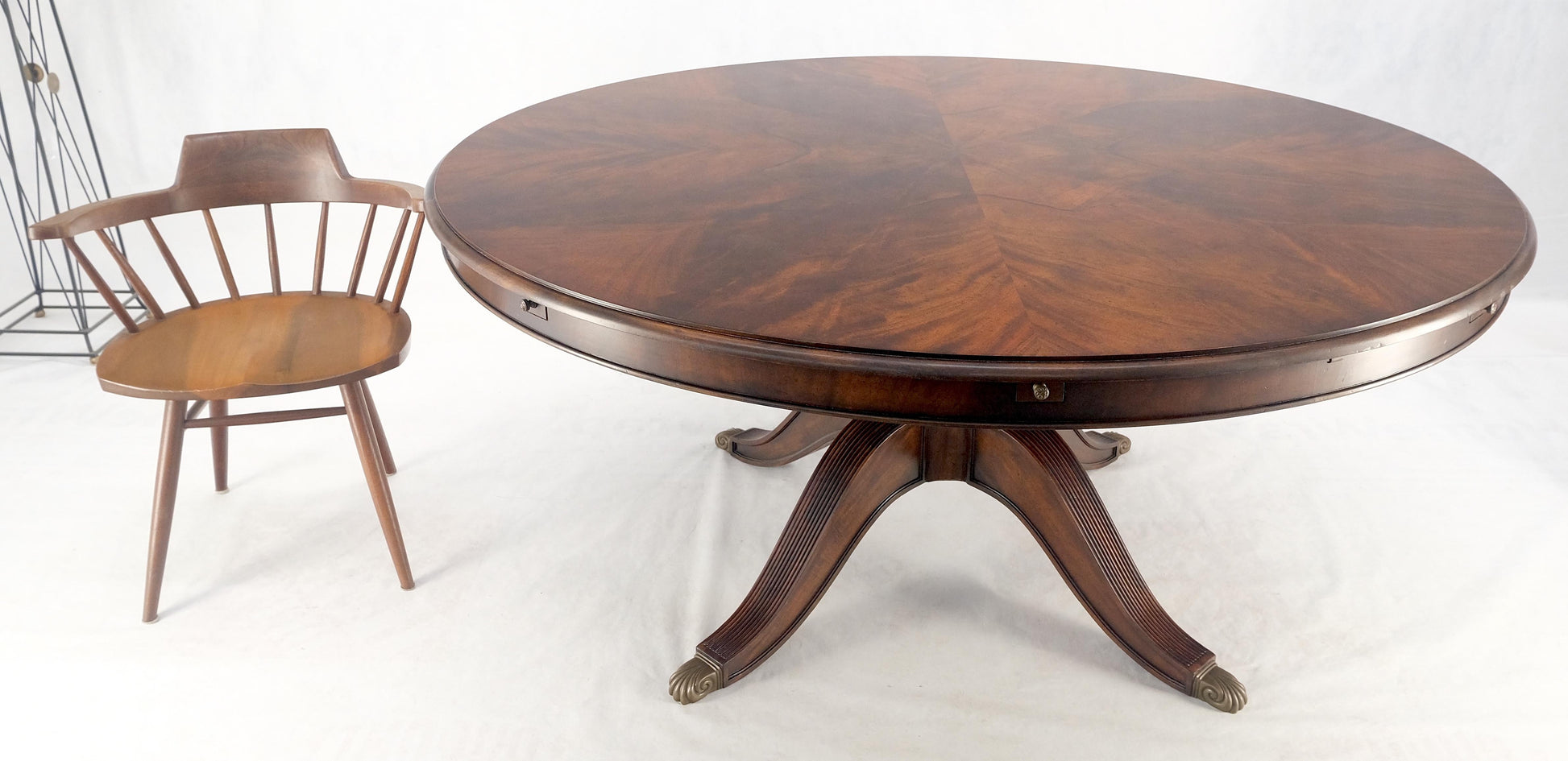 Jonathan Charles 66/92' Diamet Round 8 board Extendable Dining Table Single Base