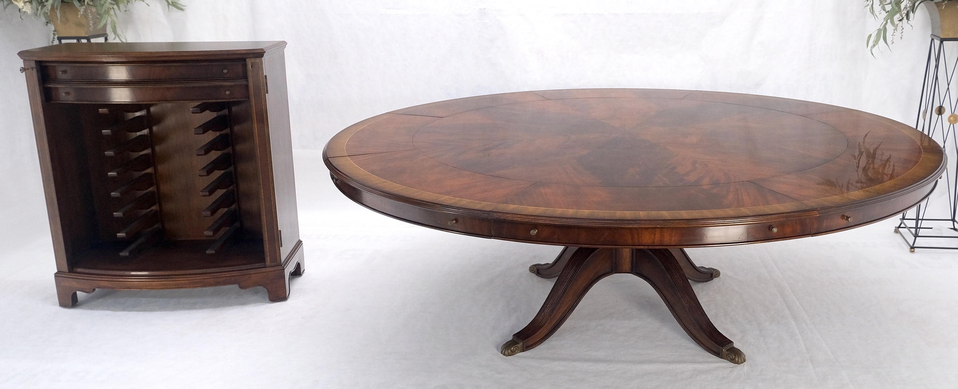 Jonathan Charles 66/92' Diamet Round 8 board Extendable Dining Table Single Base