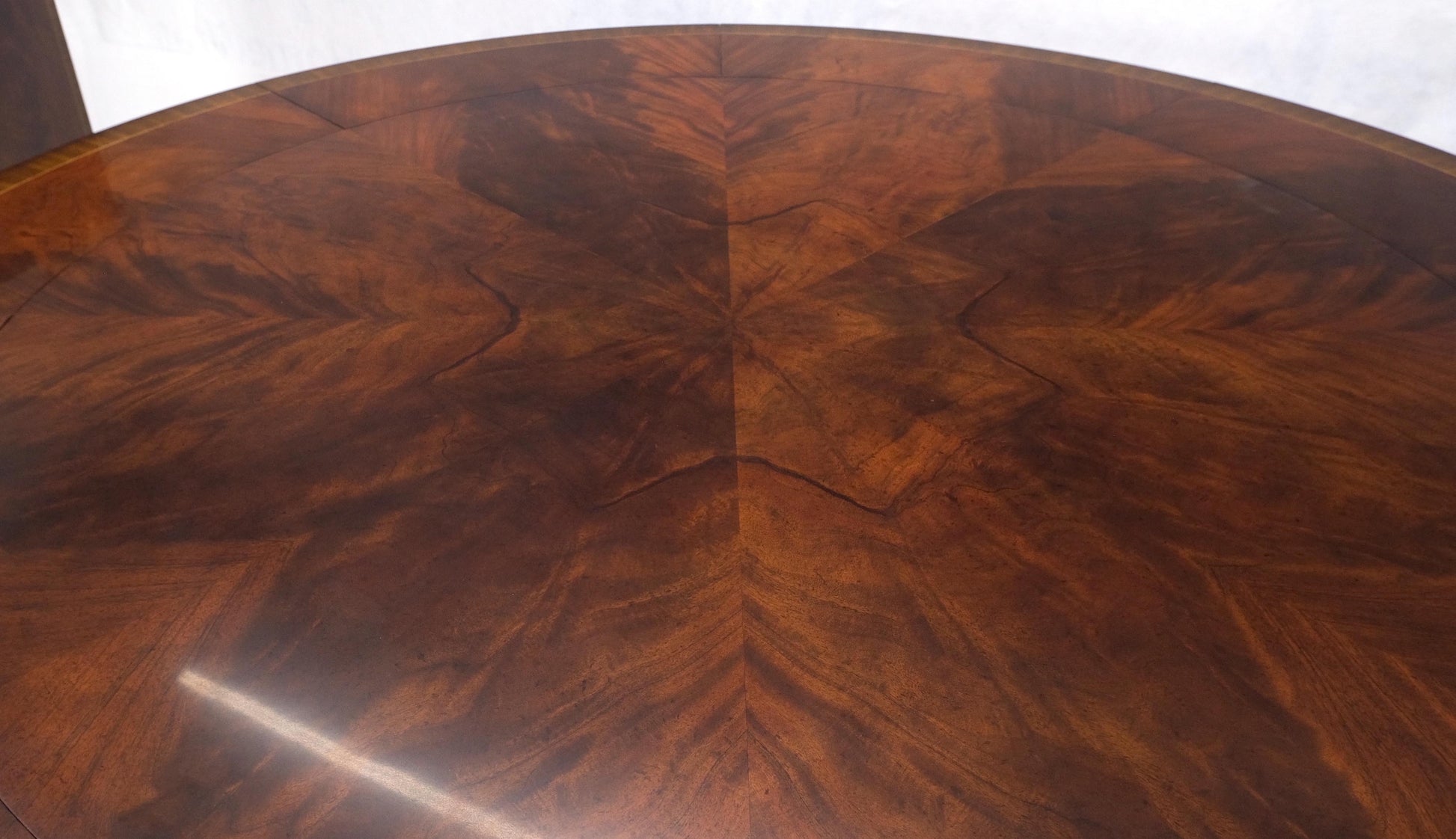 Jonathan Charles 66/92' Diamet Round 8 board Extendable Dining Table Single Base