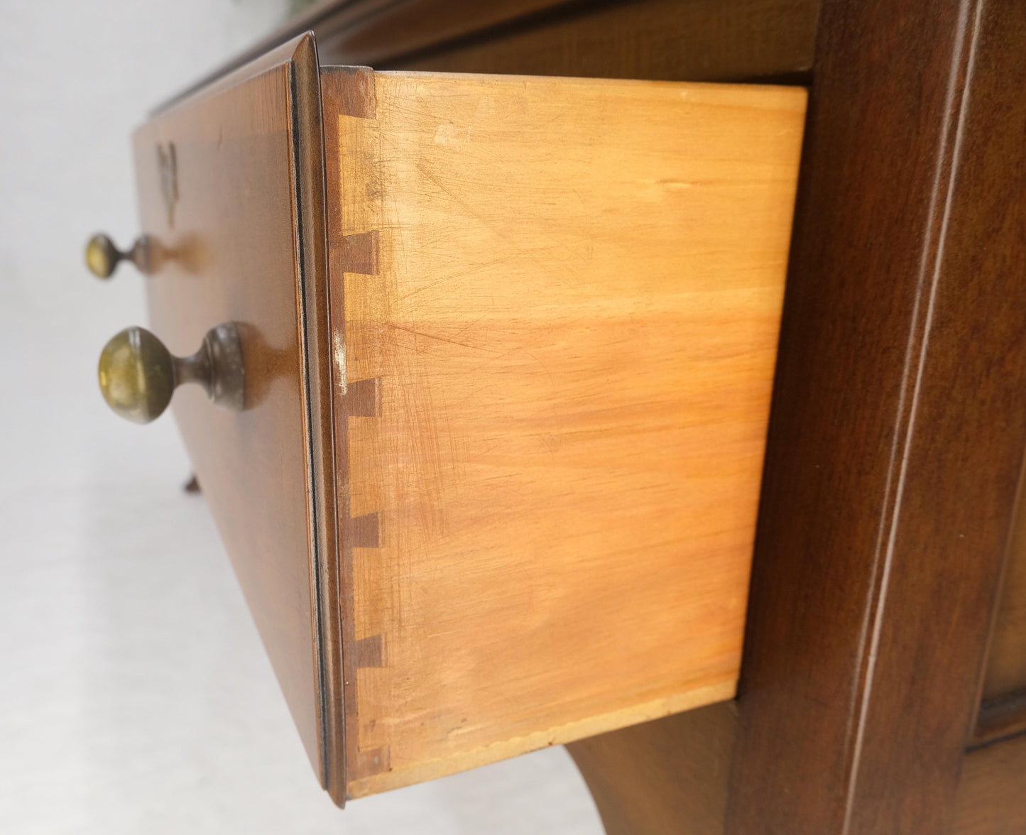 EstablishedLines Kittinger Williamsburg Restoration 3 Drawers Queen An Walnut Sideboard MINT