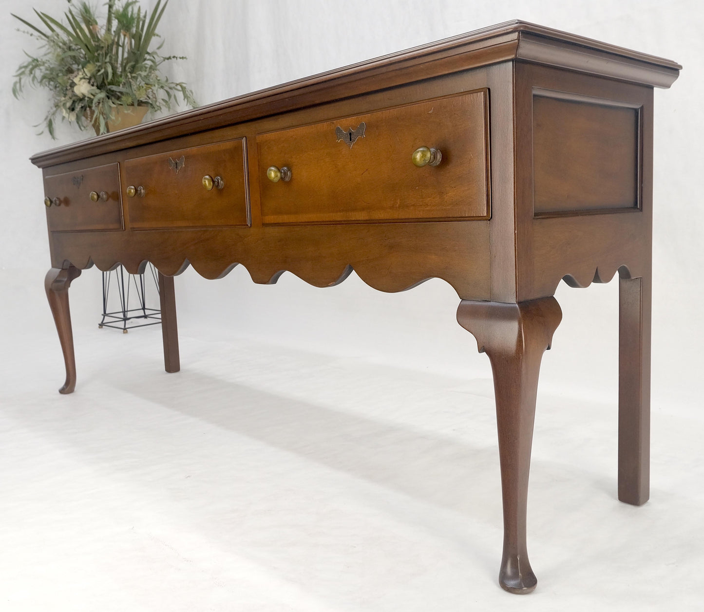 EstablishedLines Kittinger Williamsburg Restoration 3 Drawers Queen An Walnut Sideboard MINT