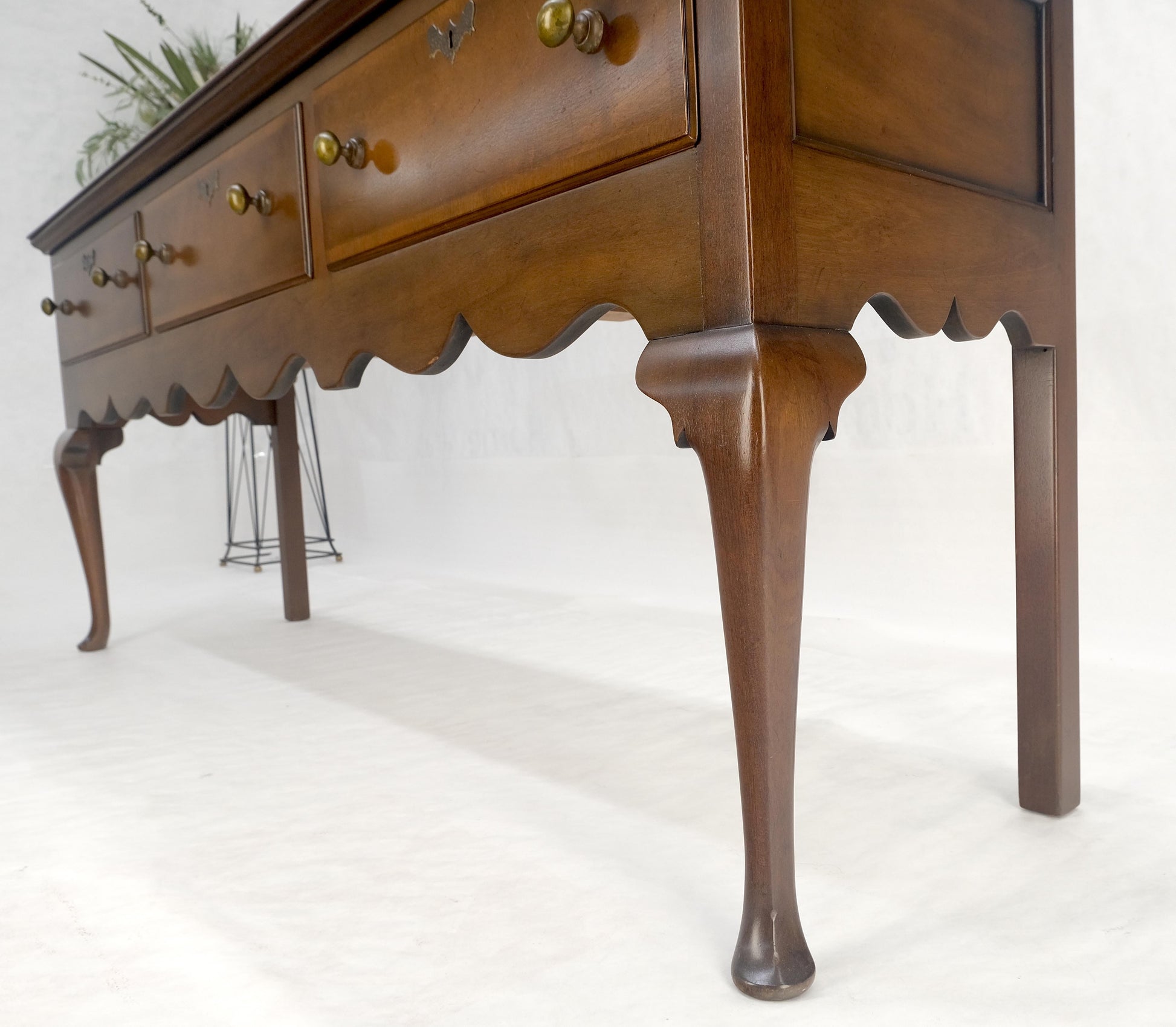 EstablishedLines Kittinger Williamsburg Restoration 3 Drawers Queen An Walnut Sideboard MINT