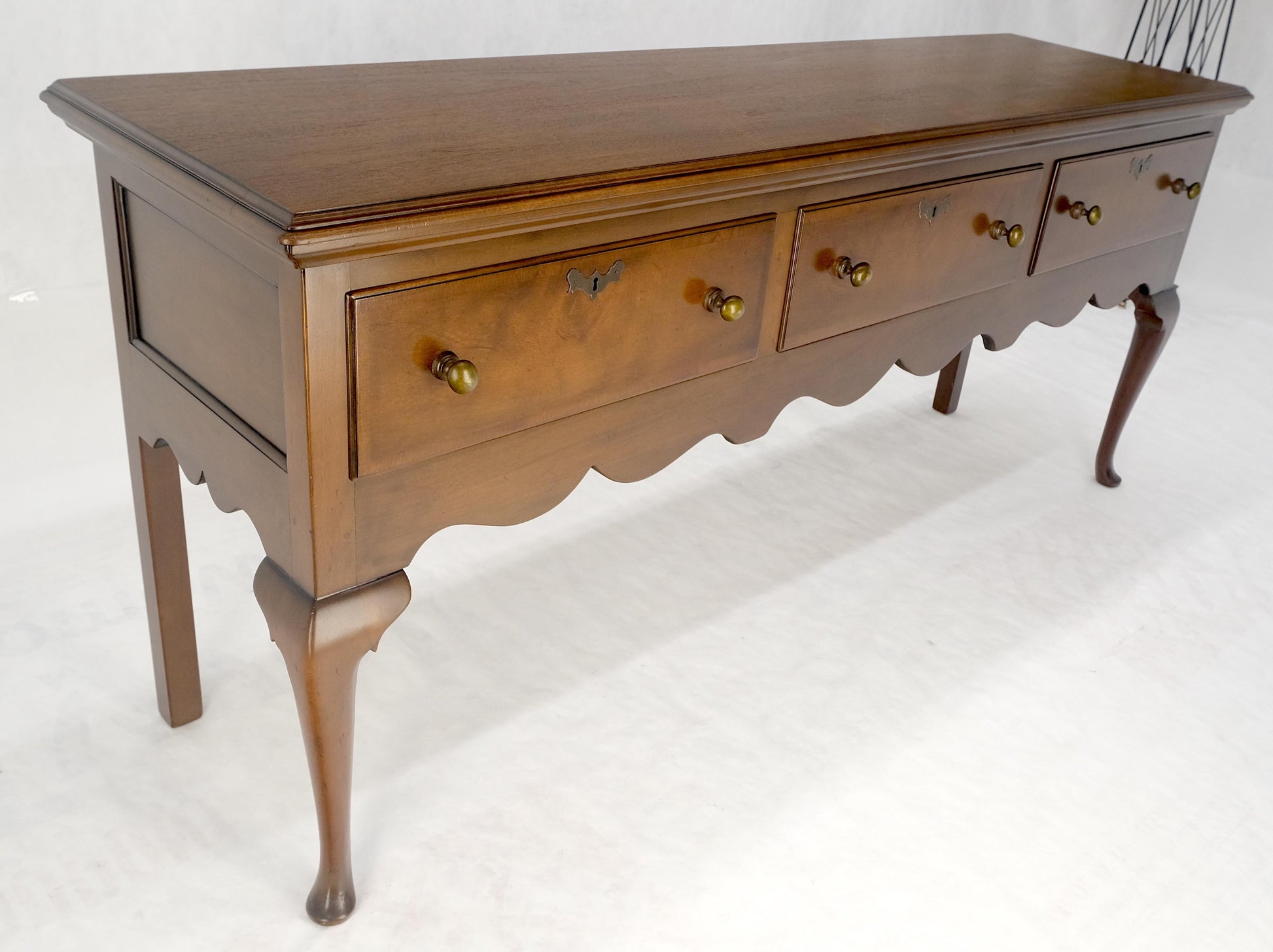 EstablishedLines Kittinger Williamsburg Restoration 3 Drawers Queen An Walnut Sideboard MINT