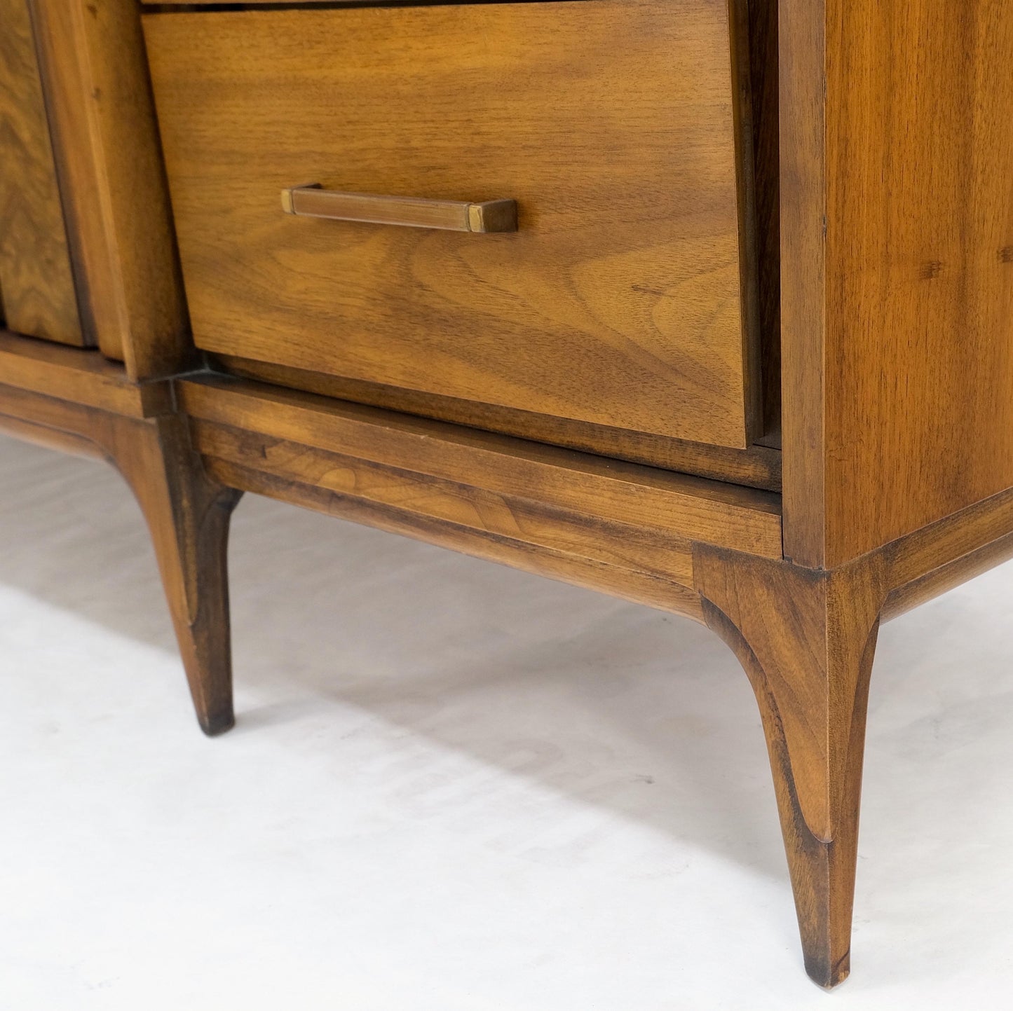 American Walnut Mid-Century Modern Double Doors 9 Drawers Dresser Credenza MINT!
