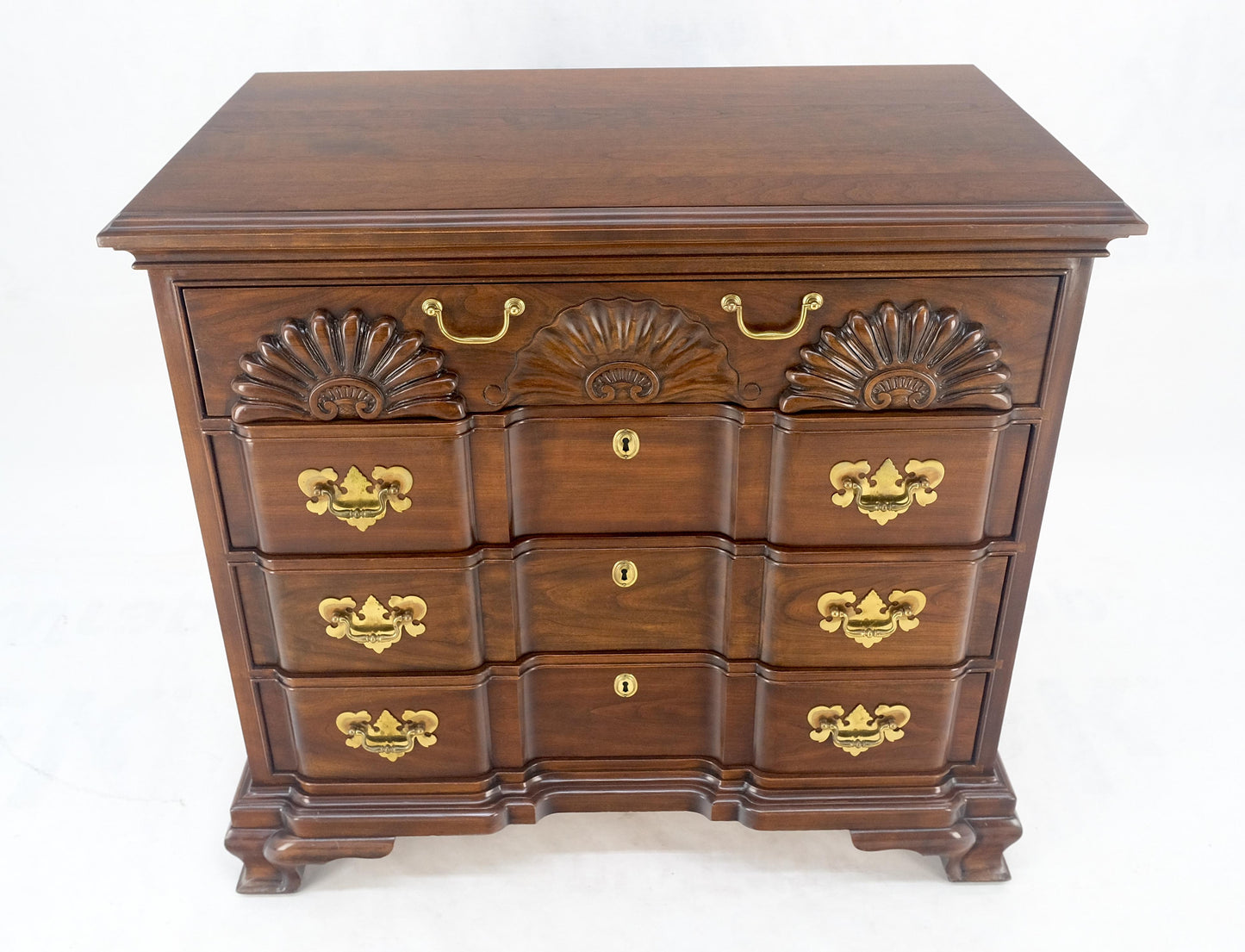Block Front Carved Scallops Brass Drop Pulls 4 Drawers Bachelor Chest MINT!