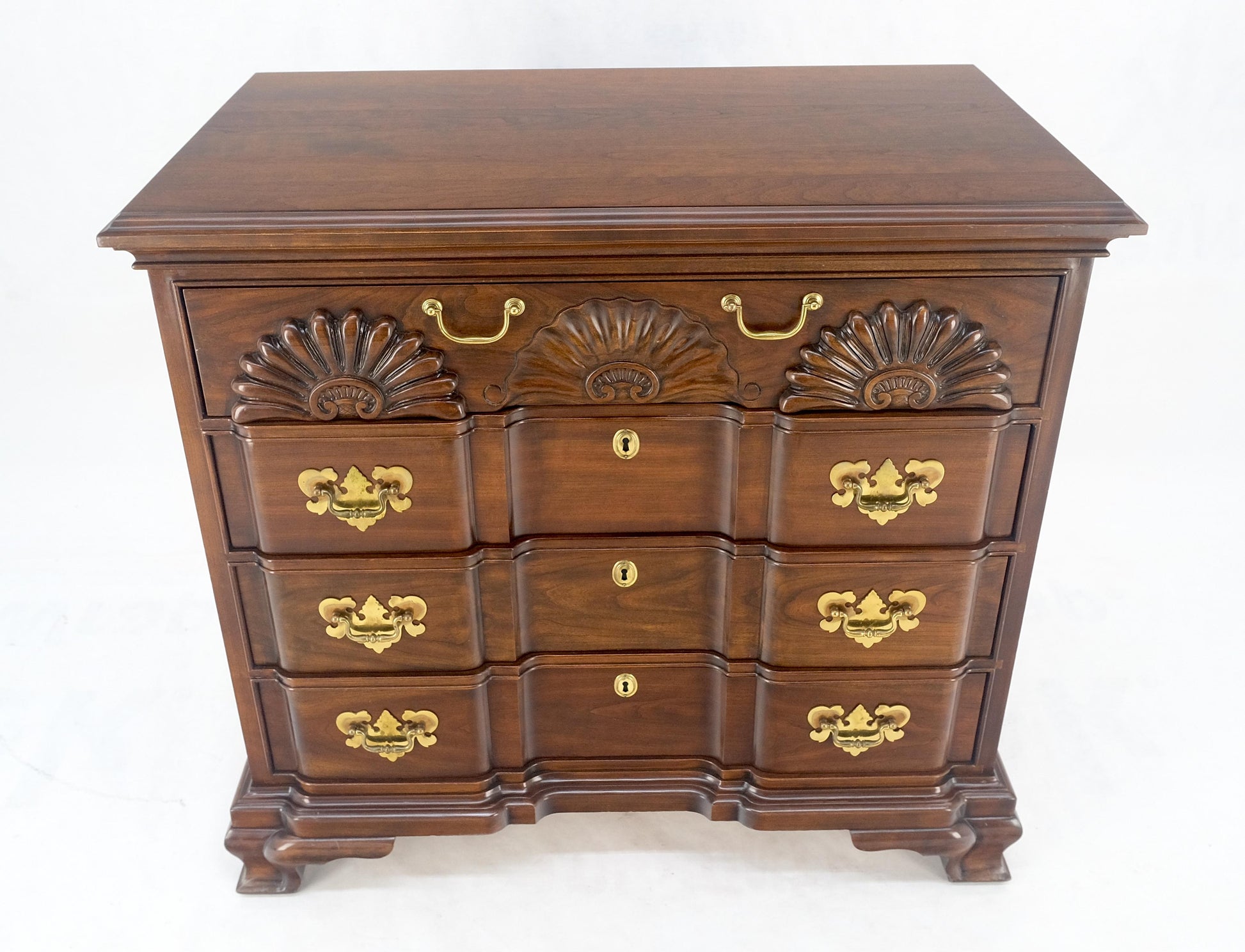 Block Front Carved Scallops Brass Drop Pulls 4 Drawers Bachelor Chest MINT!