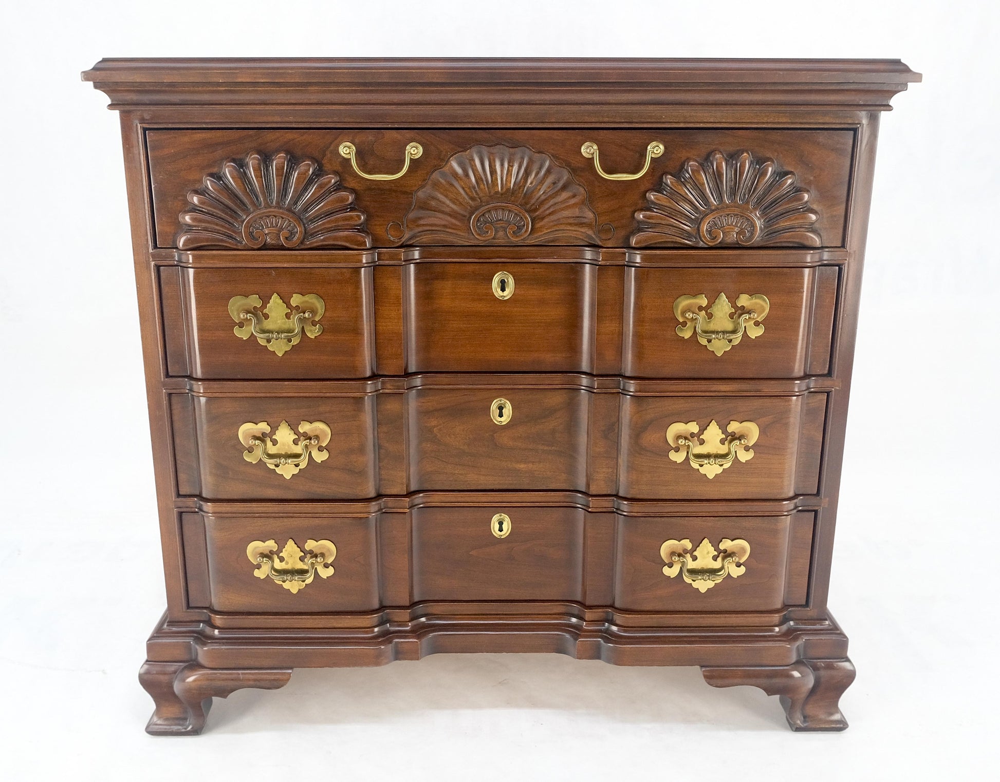 Block Front Carved Scallops Brass Drop Pulls 4 Drawers Bachelor Chest MINT!