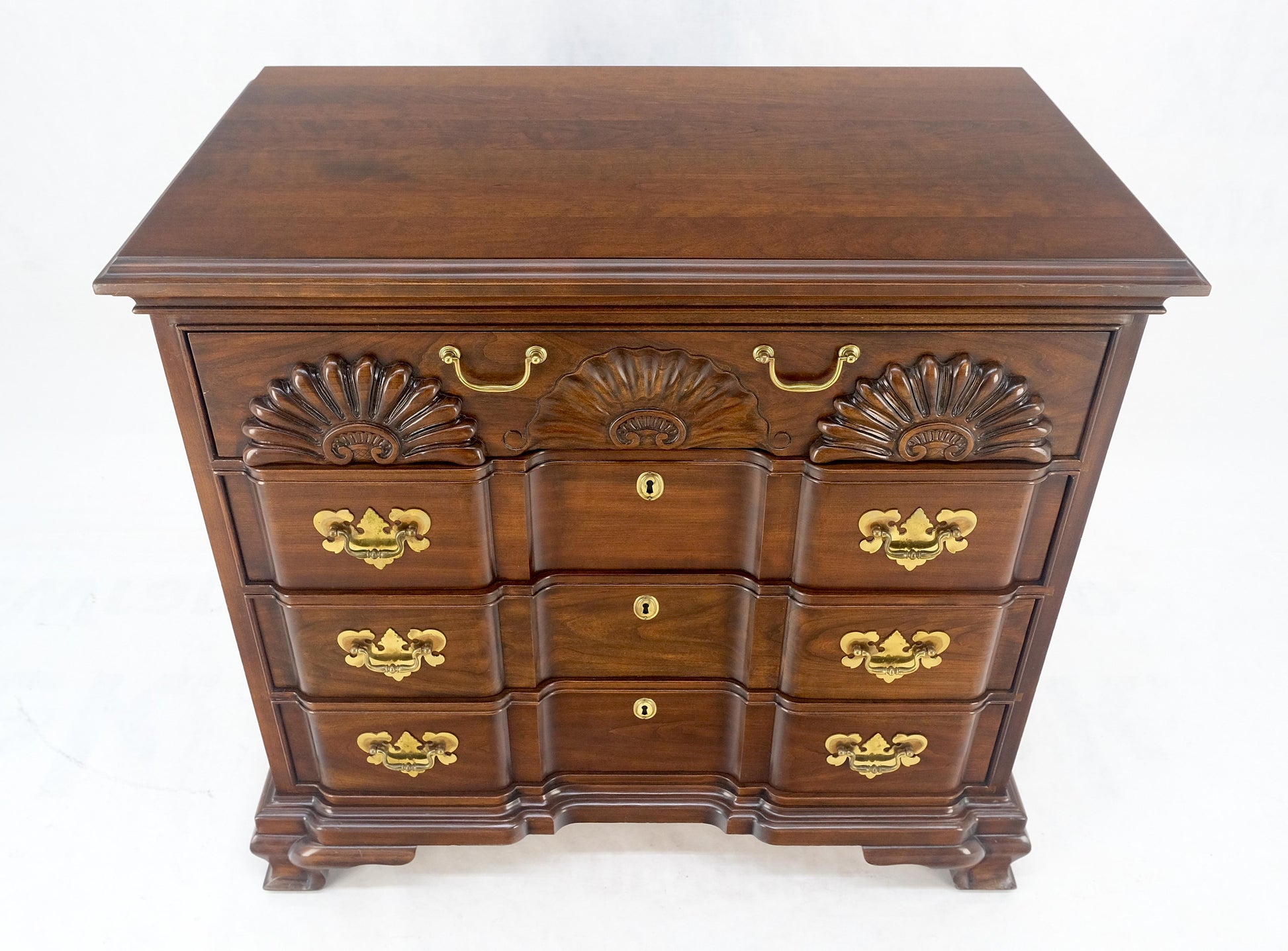 Block Front Carved Scallops Brass Drop Pulls 4 Drawers Bachelor Chest MINT!