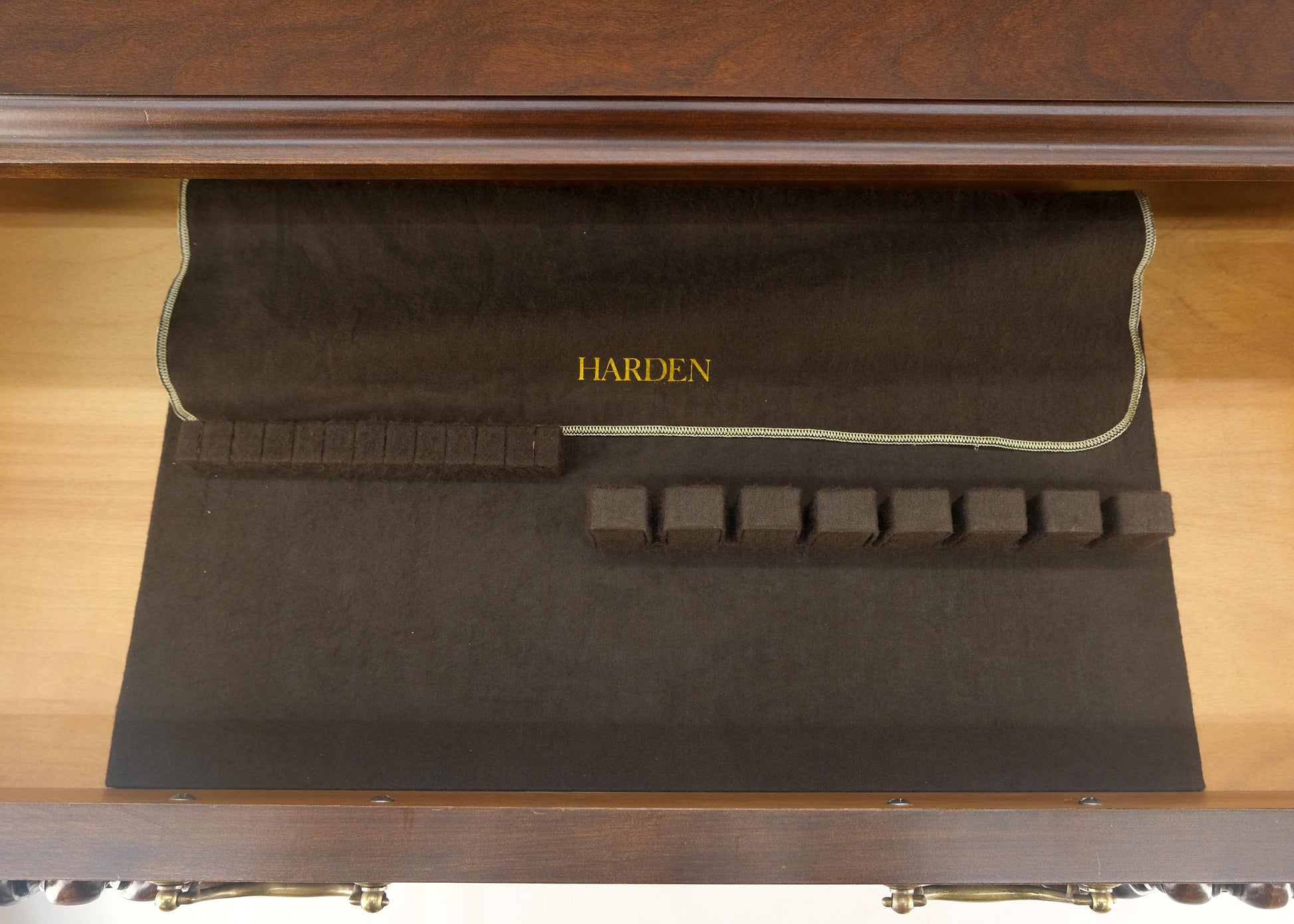 EstablishedLines Block Front Carved Scallops Brass Drop Pulls 4 Drawers Bachelor Chest MINT!