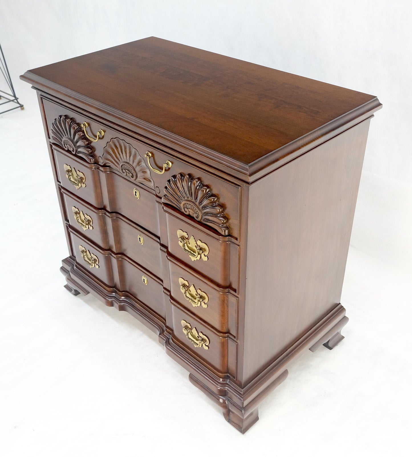 Block Front Carved Scallops Brass Drop Pulls 4 Drawers Bachelor Chest MINT!