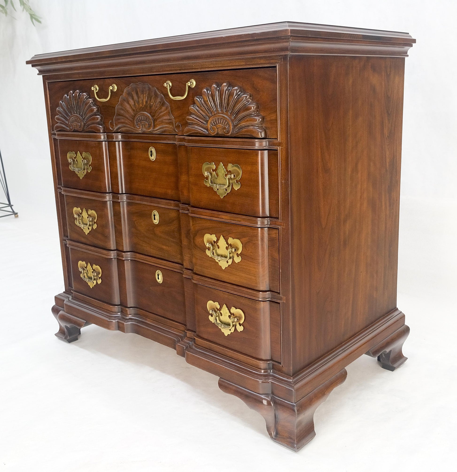 Block Front Carved Scallops Brass Drop Pulls 4 Drawers Bachelor Chest MINT!