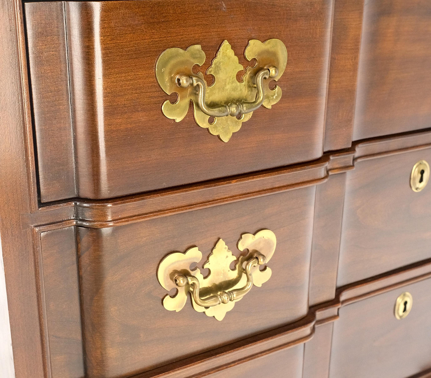 Block Front Carved Scallops Brass Drop Pulls 4 Drawers Bachelor Chest MINT!
