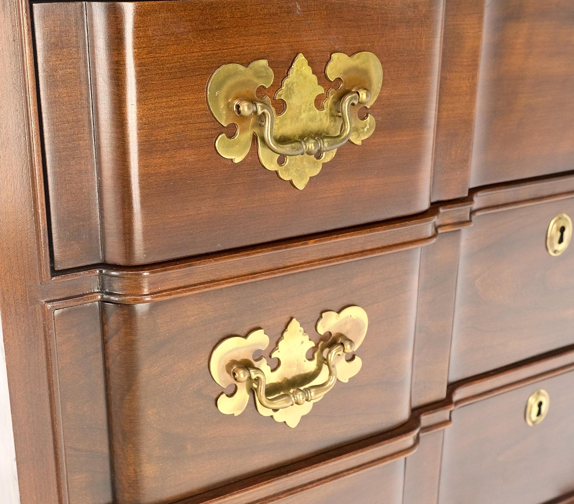 Block Front Carved Scallops Brass Drop Pulls 4 Drawers Bachelor Chest MINT!