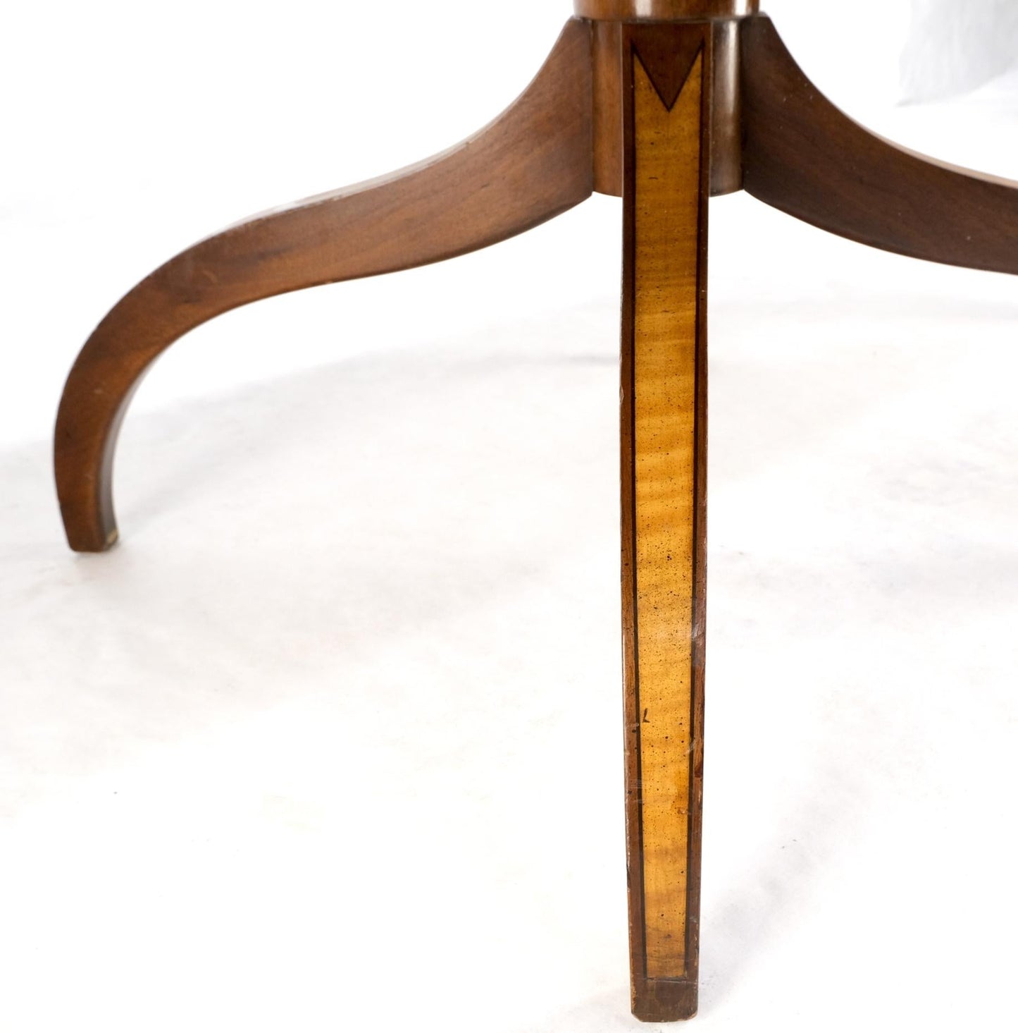 EstablishedLines Charak Lacquered Mahogany Banded Round Dining Table w/ 2 Leaves Inlaid Legs Mint