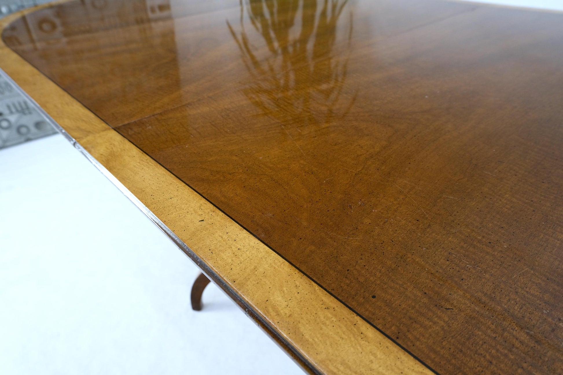 EstablishedLines Charak Lacquered Mahogany Banded Round Dining Table w/ 2 Leaves Inlaid Legs Mint