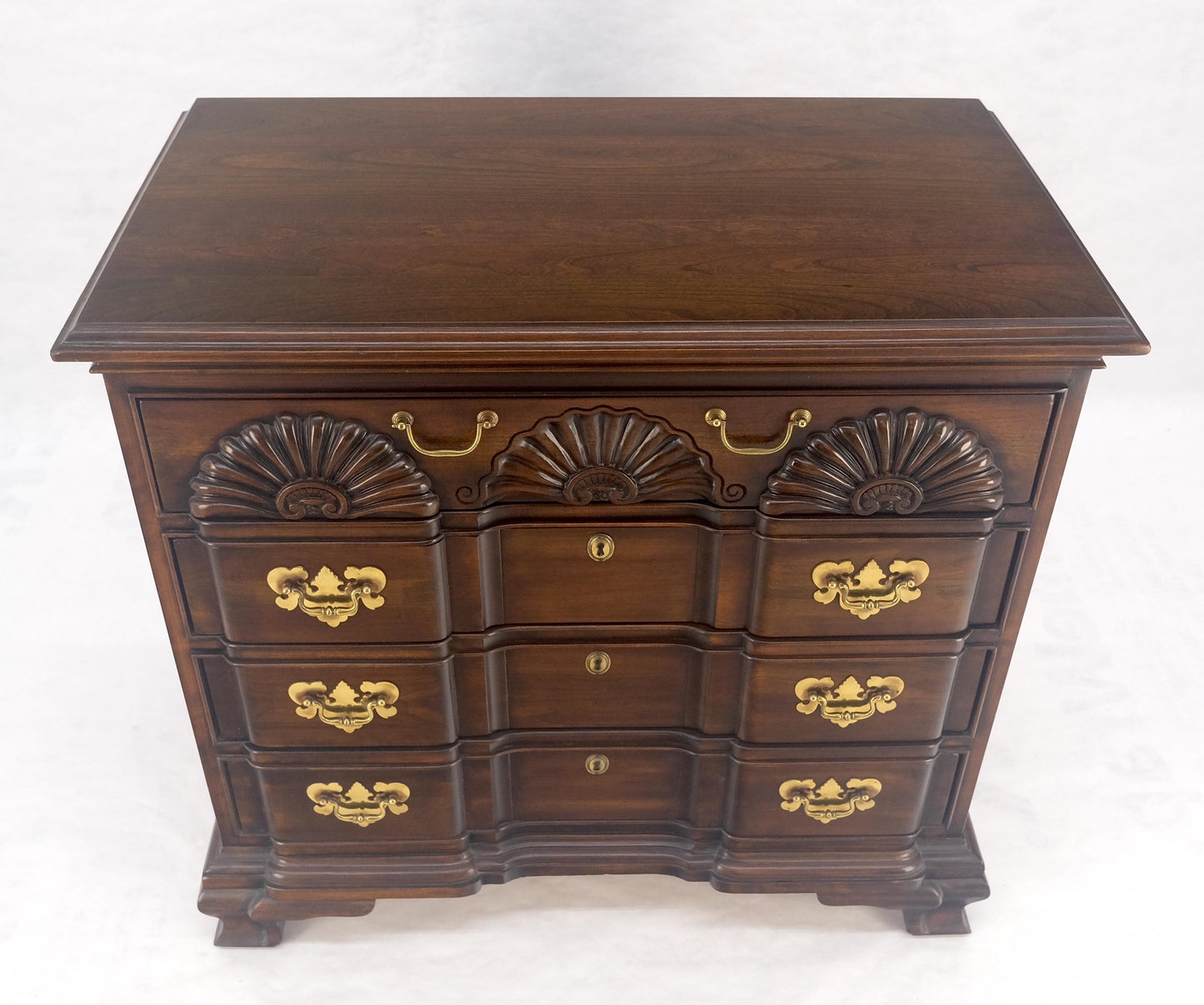 EstablishedLines Fine Block Front Scallop Carving 4 Drawers Bachelor Chest Dresser MINT