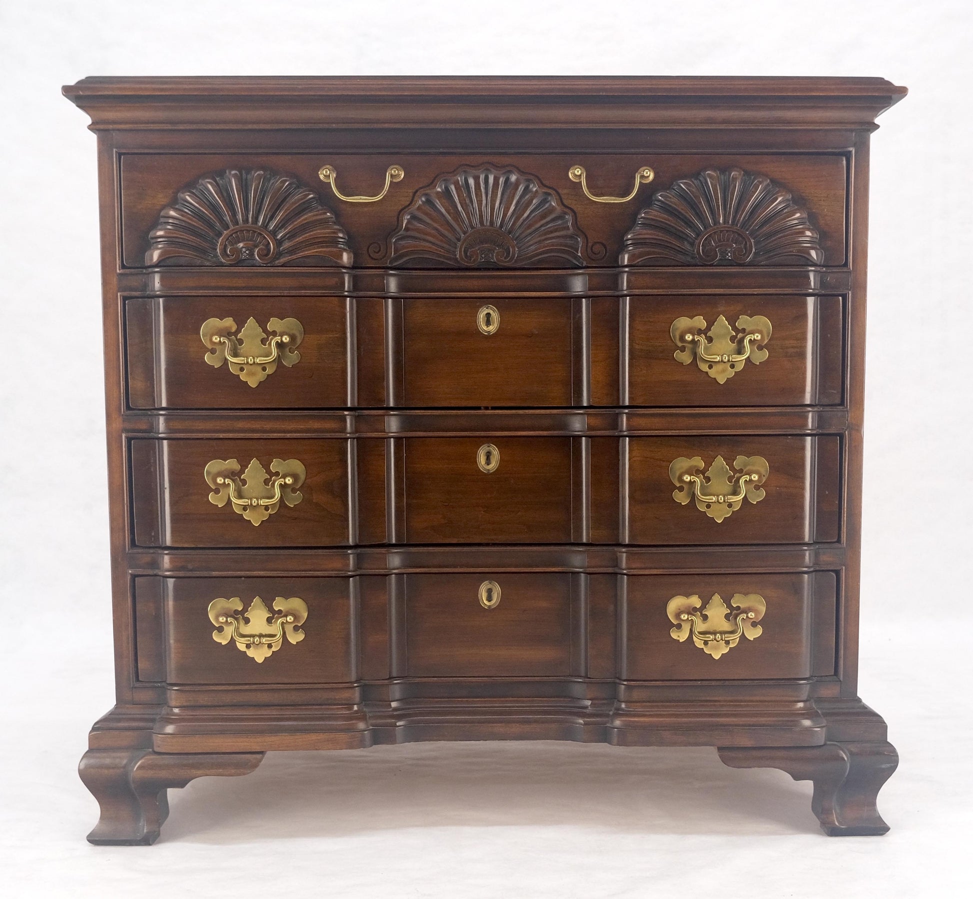 EstablishedLines Fine Block Front Scallop Carving 4 Drawers Bachelor Chest Dresser MINT