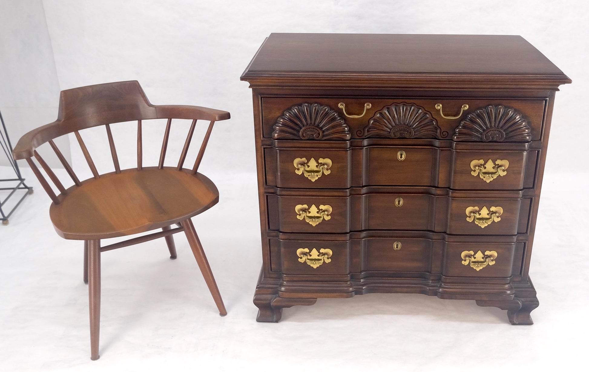 EstablishedLines Fine Block Front Scallop Carving 4 Drawers Bachelor Chest Dresser MINT