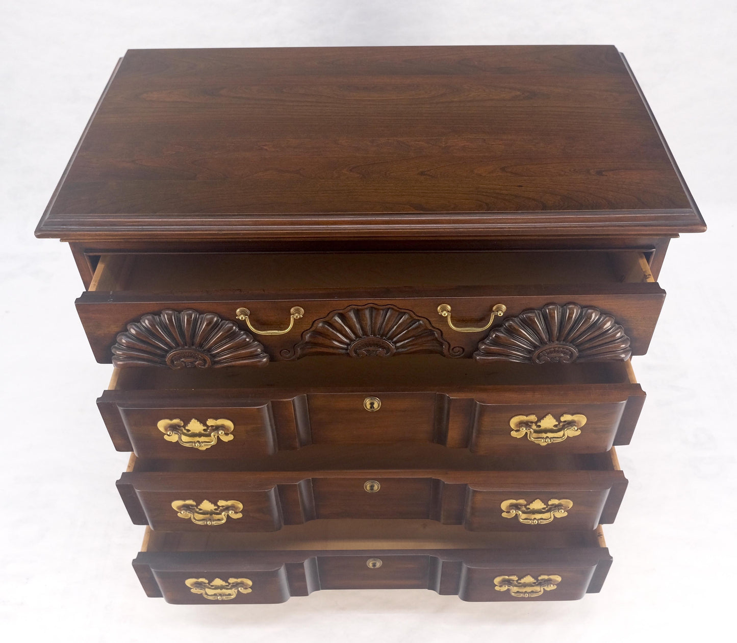 EstablishedLines Fine Block Front Scallop Carving 4 Drawers Bachelor Chest Dresser MINT