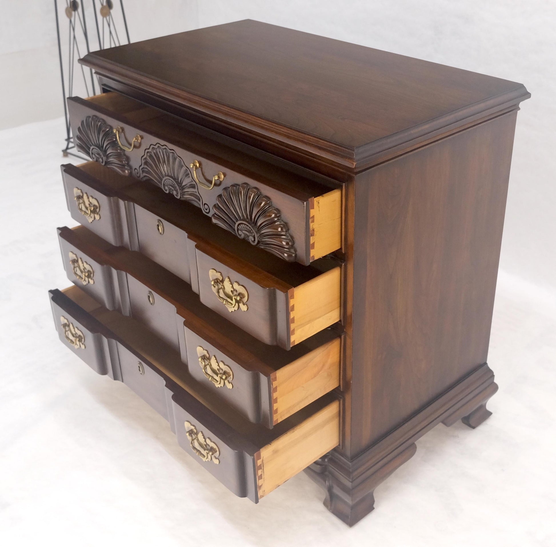 EstablishedLines Fine Block Front Scallop Carving 4 Drawers Bachelor Chest Dresser MINT