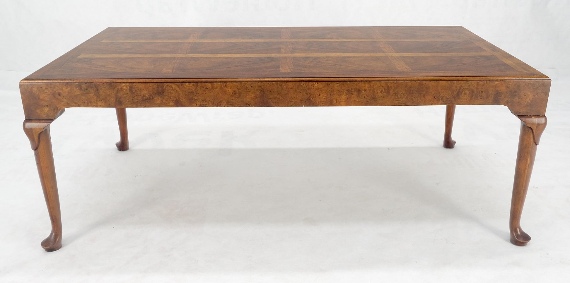 EstablishedLines Baker Vivid Pattern Walnut Top Burl Queen An Style Caved Legs Coffee Table MINT!