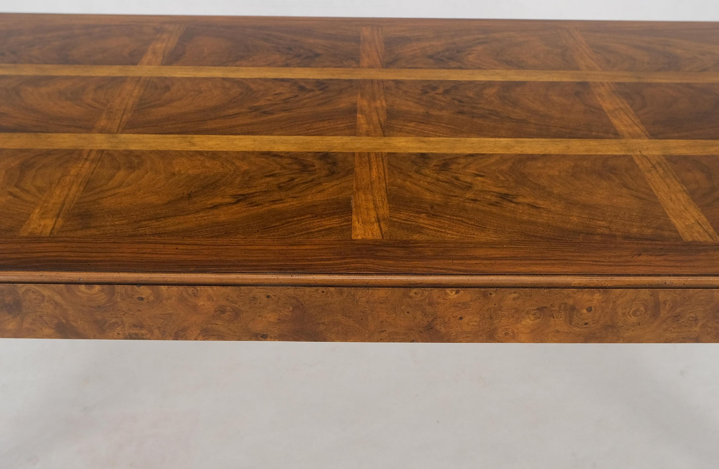 EstablishedLines Baker Vivid Pattern Walnut Top Burl Queen An Style Caved Legs Coffee Table MINT!