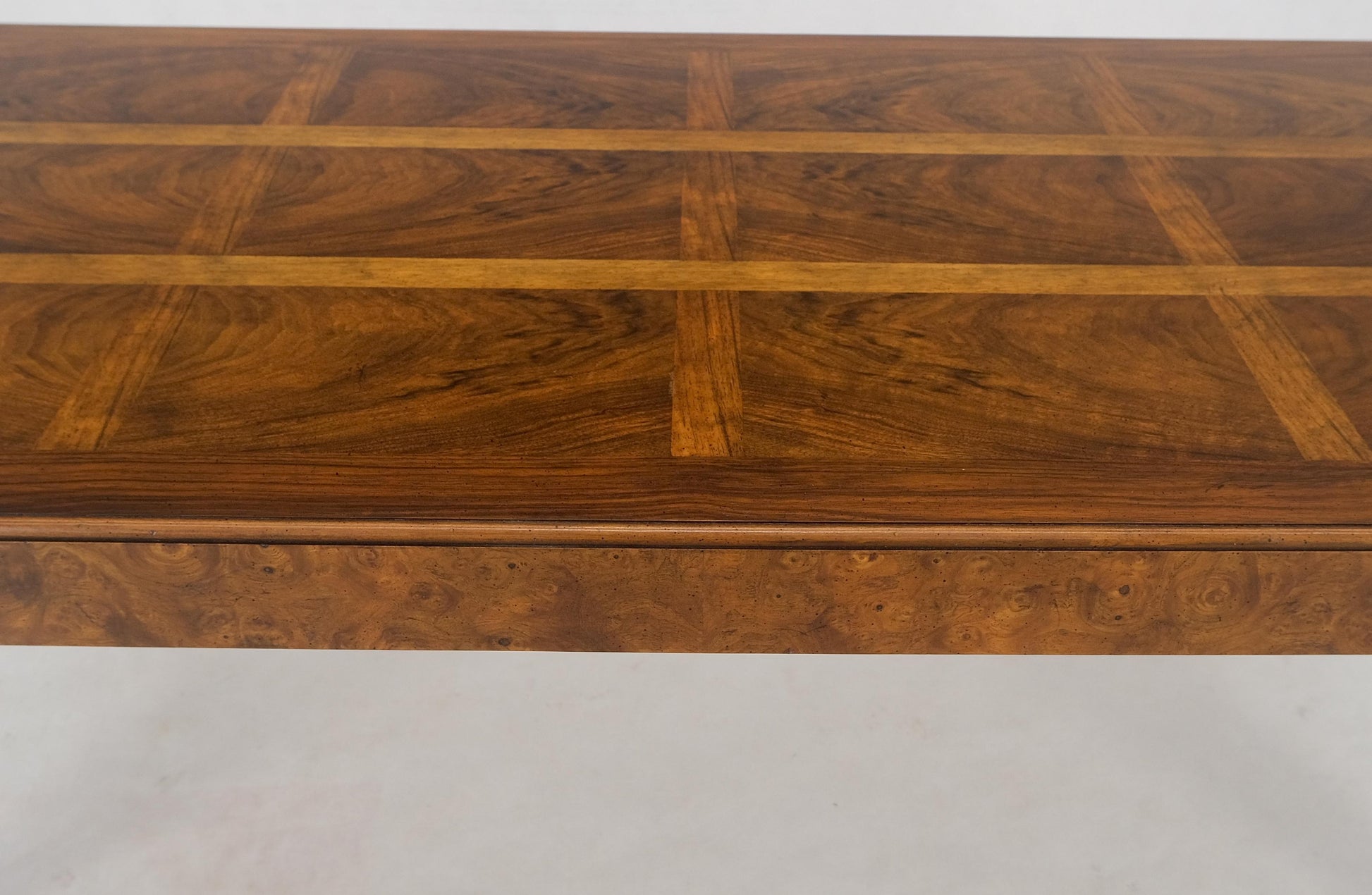 EstablishedLines Baker Vivid Pattern Walnut Top Burl Queen An Style Caved Legs Coffee Table MINT!