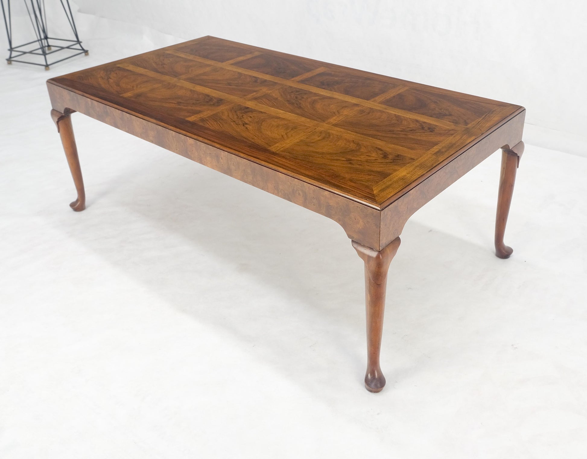 EstablishedLines Baker Vivid Pattern Walnut Top Burl Queen An Style Caved Legs Coffee Table MINT!