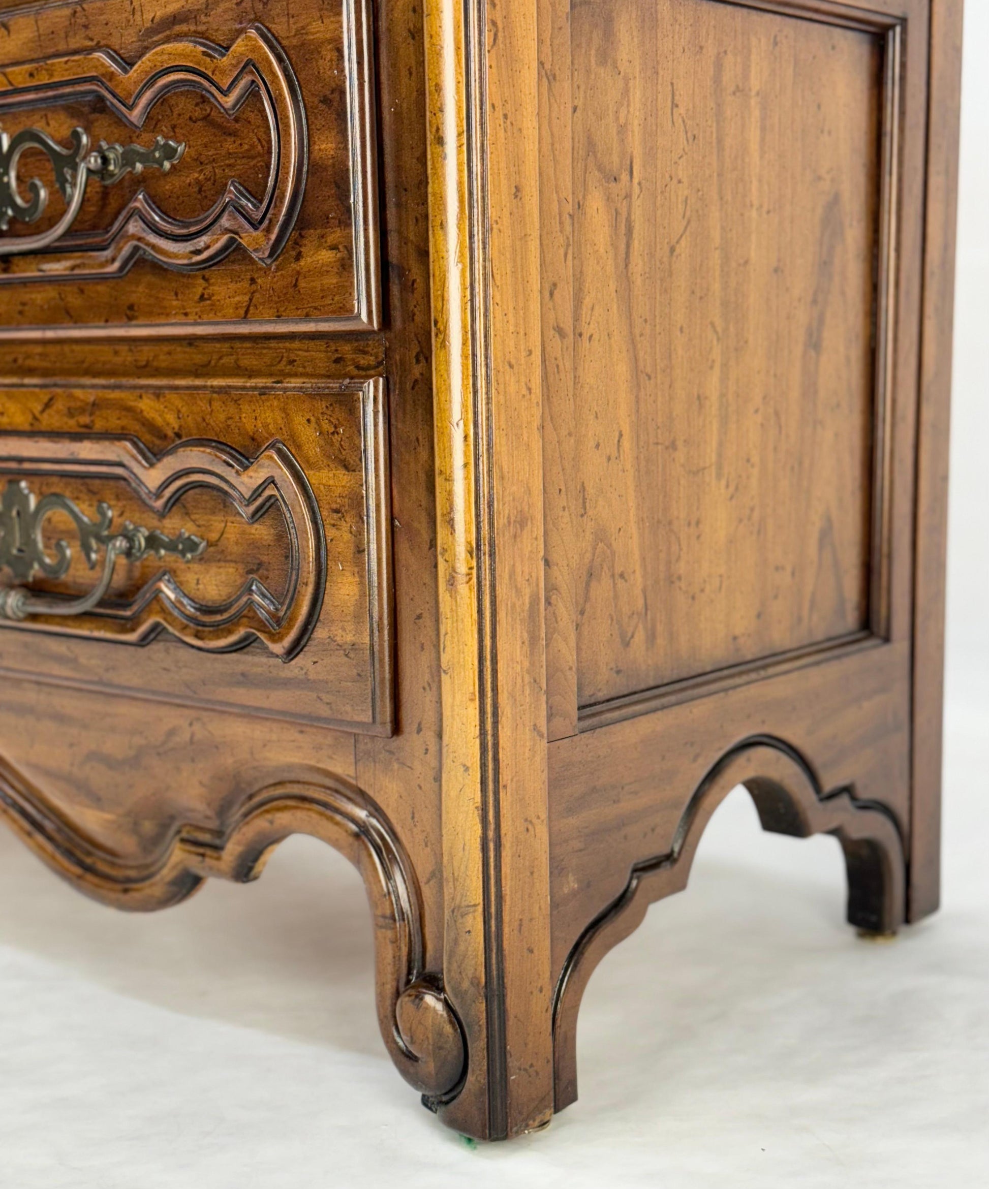 EstablishedLines Henredon Carved Chestnut Drawer Fronts Large Heavy Brass Drop Pulls Dresser MINT