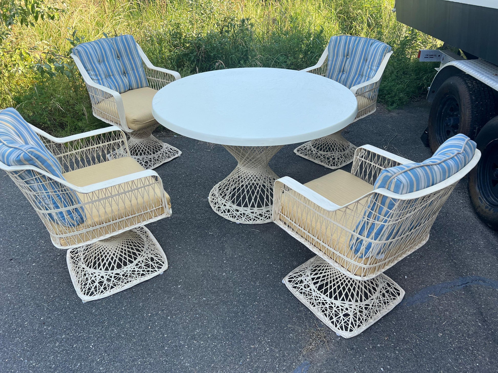 EstablishedLines Spun Fiberglass 5 Pieces Round Dining Table 4 Chair Russel Woodard Outdoor Set
