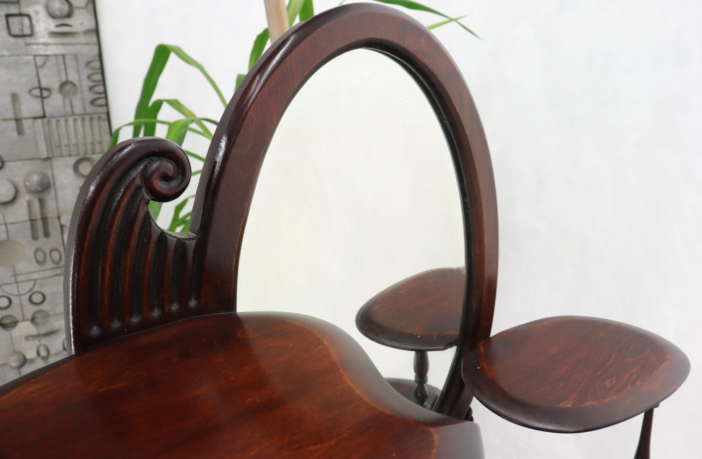 EstablishedLines Solid Mahogany Organic Shape Oval Beveled Glass Staggered 4-Tier Étagère Shelf