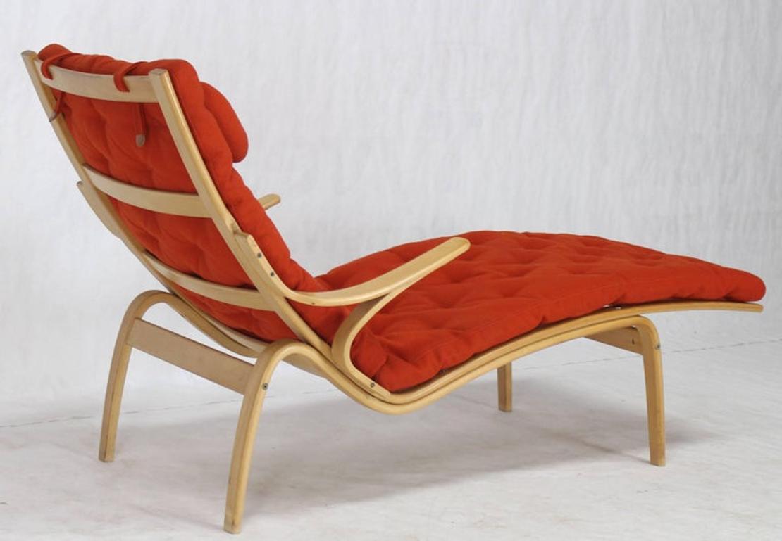 Bentwood Wool Upholstery Chaise Lounge Chair by Alvar Aalto for Artek