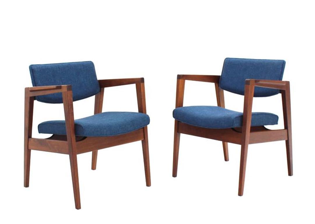 Solid Walnut Newly Upholstered Set of Four Gunlocke Chairs Risom Style