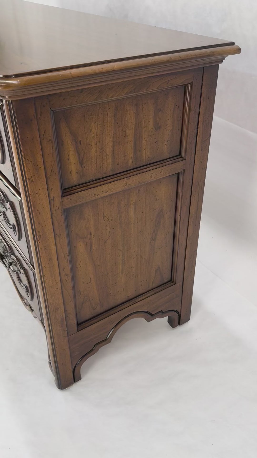 EstablishedLines Henredon Carved Chestnut Drawer Fronts Large Heavy Brass Drop Pulls Dresser MINT